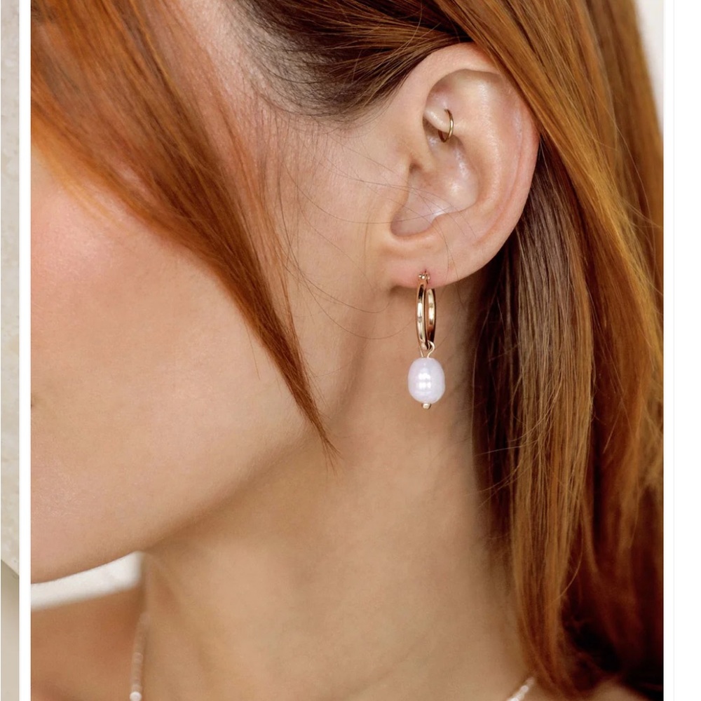CHARGED REMOVABLE PEARL HUGGIE EARRINGS